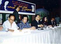 منصة المنتدى ويجلس عليها عبد الكريم الخميسي و الدكتورة لويزا بولبرس والدكتور الشميري والدكتور أبو همام والناقد الدكتور الطاهر مكى