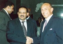 الفنان محمد صبحي يصافح السفير د عبد الولي الشميري