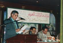 الشاعر الكبير محمد ابراهيم ابو سنة يلقى احدى قصائده ويجلس عن يساره الدكتور الشميري والشاعر الراحل الوردانى ناصف