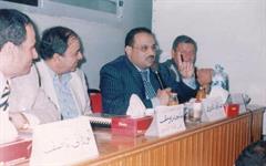 الدكتور الشميري أثتاء محاضرته بمجلس مدينة الحسينية ويظهر بجواره الشاعر ماجد يوسف والشاعر الوردانى ناصف