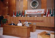 الدكتور باهر الجوهرى الدكتور محمد عمارة والدكتور الشميري الدكتور سامى نجيب وتتحدث الاذاعية روائح سمير ويظهر في المنصة الصغيرة الشاعر الليبى الكبير راشد السنوسي وبجواره الشاعر اليمنى الراحل ابراهيم الحضرانى