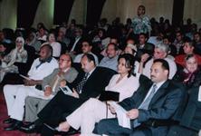 جانب منى الحضور ويهر في الصورة الدكتور الشميري والسيدة جميلة على رجاء والدكتور سيد عليوه استاذ العلوم السياسية والدكتور رفعت عبد الباسط استاذ علم الاجتماع