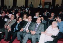 الاول من اليمين الشاعر الفلسطينى هارون هاشم رشيد والاول من اليسار الكاتب يوسف الشريف وبجواره السفير عبد العزيز الكميم