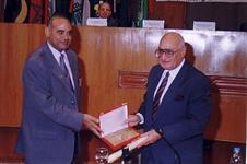 عاطف النجمى المحامى رئيس جمعية الدفاع العربي يكرم الاذاعي القدير احمد سعيد