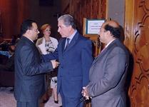 الدكتور الشميري أثناء توديعه لضيوف المنتدى