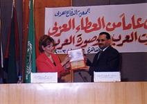 الدكتور الشميري يهدى الإعلامية الدكتورة حنان يوسف درع المنتدى