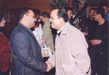 الدكتور الشميري يصافح الدكتور خالد الصوفي علي هامش المنتدى