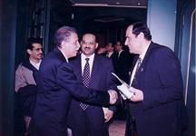 الشاعر الوردانى ناصف عليه يصافح احد الضيوف