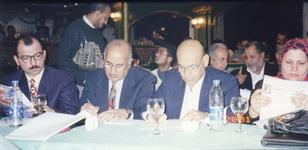 الدكتور عبد الحكيم العبد وعلى الحمصي وبيظهر من خلفه الشاعر مصطفى الاغا