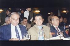 الناقد الدكتور قطب عبد العزيز ويظهر من خلفة الناقد ربيع مفتاح وبعض الحضور