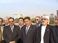 الشيخ عبد الله الأحمر رئيس مجلس النواب -رحمه الله- والأستاذ عبد العزيز عبد الغني رئيس مجلس الشورى والسفير د. عبد الولي الشميري مع بعض أعضاء السلك الدبلوماسي