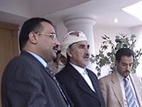 الشيخ عبد الله الأحمر -رحمه الله- بمنزل السفير الشميري في مزرعة جرانة  - حي الواحة - طريق الاسكندرية - مصر