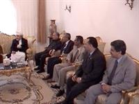 الشيخ عبد الله الأحمر -رحمه الله- بمنزل السفير الشميري في مزرعة جرانة  - حي الواحة - طريق الاسكندرية - مصر