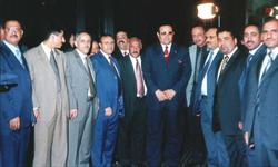 الدكتور الشميري مع أعضاء السلك الدبلوماسي اليمني خلال حفل توديع المجموعة المغادرة الي اليمن بمناسبة انتهاء فترة عملهم بالقاهرة
