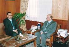 جلسة مباحثات مع السيد محمود أبو الليل وزير العدل في جمهورية مصر العربية بمكتبه - 18-1-2006متكريم في وزارة العدل المصرية للدكتور عبدالولي الشميري ويقوم بتسليم الدرع وشهادة التكريم الدكتور محمود أبو الليل وزير العدل المصري