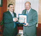 السيد محود أبو الليل وزير العدل المصري أثناء تكريم الدكتور عبد الولي الشميري سفير اليمن لدى مصر وجامعة الدول بدرع وزراة العدل المصرية - 18-1-2006متكريم في وزارة العدل المصرية للدكتور عبدالولي الشميري ويقوم بتسليم الدرع وشهادة التكريم الدكتور محمود أبو الليل وزير العدل المصري
