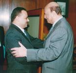 السفير الدكتور عبد الولي الشميري أثناء استقبال المستشار محمود أبو الليل وزير العدل بجمهورية مصر العربية الشقيقة - 18-1-2006متكريم في وزارة العدل المصرية للدكتور عبدالولي الشميري ويقوم بتسليم الدرع وشهادة التكريم الدكتور محمود أبو الليل وزير العدل المصري