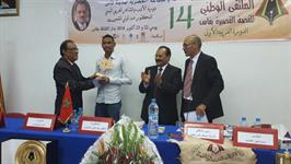 لحظة تكريم القاص المغربي سفيان اشلواو