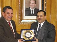 عميد كلية الإعلام جامعة المنيا يقوم بتكريم السفير الدكتور الشميري بجامعة المنيا - 19-2-2006م