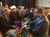 تكريم الدكتور عبدالولي الشميري بدرع جامعة الأزهر وشهادة تقدير
