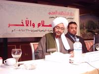 من اليسار الوزير اليمنى حمود عباد والحبيب عمر بن حفيظ