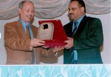 الدكتور الشميري يكرم السفير أحمد بن حلي عن السيد عمرو موسى