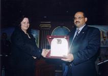 الاديبة ثريا نافع تتسلم درع المنتدى