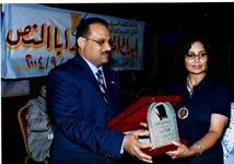 الروائية عفاف السيد تتسلم درع المنتدى