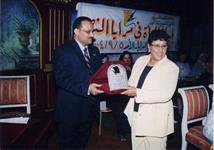 الكاتبة فريدة النقاش تتسلم درع المنتدى