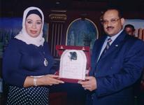 الاديبة العمانية سعيدة خاطر تتسلم درع المنتدى من الدكتور الشميري