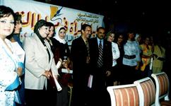 الدكتور الشميري والناقد الدكتور صبرى مسلم يتوسطا الاديبات والروائيات هدى ميقاتي وايمان بكرى وثريا نافع وسعيدة خاطر وعفاف السيد وعائشة ابو النور وعزيزة عبد الله وغريد الشيخ وفريدة النقاش