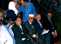 من اليمين السفير خليل الذوادي ثم الشاهر هارون هاشم رشيد ثم اللواء يحي مصلح ثم الشيخ سلطان البركاني