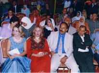 النائب اليمني علي المعمري في وسط جمهور الحاضرات