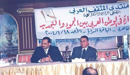 الدكتور عطية حسين استاذ الادارة بجامعة القاهرة والدكتور الشميري