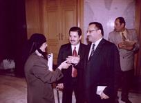 الدكتور الشميري وخالد عمر ومن خلفهم الشاعر والصحفى الوردانى ناصف وإحدى الضيفات