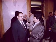الدكتور الشميري فى حوار جانبى مع احد الضيوف
