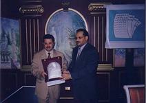 لحظة تكريم الاعلامى اليمنى خالد عمر