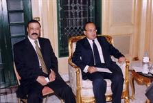 من اليمين الدكتور صفوت العالم استاذ الاعلام جامعة والقاهرة ومن اليسار العميد عبد الكريم عبد الإله الملحق العسكري بمصر