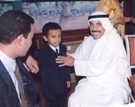 الشاعر سعود البابطين والطفل اليمنى الموهوب جمال مطهر